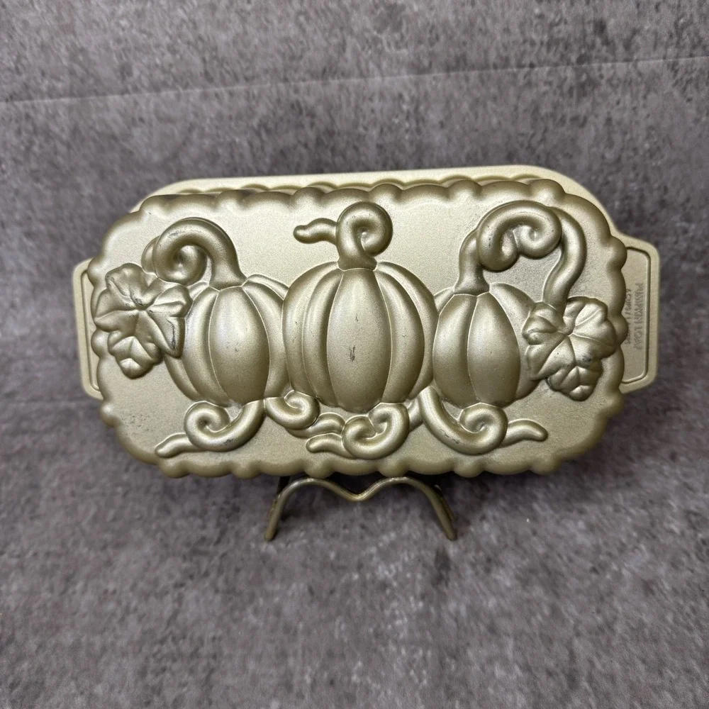 Nordic Ware Botanical Pumpkin Loaf Pan 6 Cups / 1.4 Liters